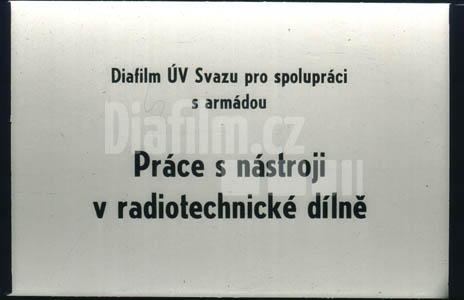 Práce s nástroji v radiotechnické dílně