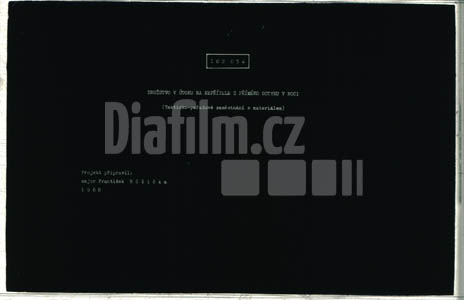Družstvo v útoku na nepřítele z přímého dotyku v noci